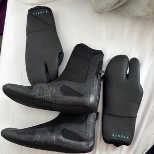 VISSLA ladies Black Surf Booties and Mitts Set